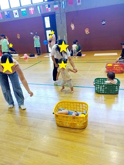 籠をひっぱる母