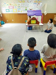 紙芝居を読んでいる