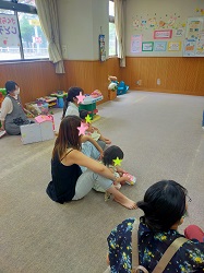 読み聞かせを聞いている親子