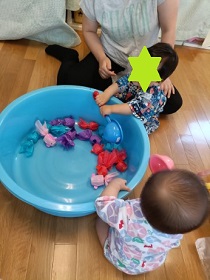 金魚すくいするこども
