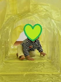 トンネル遊びをする幼児の写真