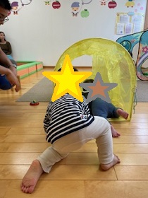 トンネル遊びをする幼児の写真