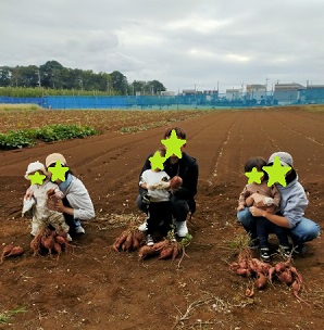 おいも畑で記念撮影