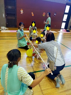 お菓子をとるこども