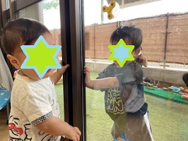 窓を挟んでこども2人