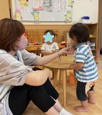 子ども2人と遊ぶ大人