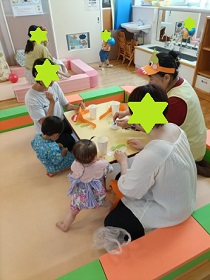 かいじゅうのお面を作る親子