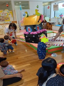 おみこしを応援するこどもたち
