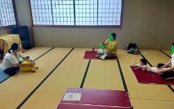 ヨガマットを使ってこどものマッサージ