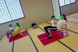 子どもを乗せてヨガポーズ2