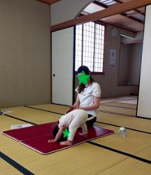こどもが真似してヨガポーズ