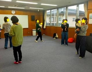 ピアノに合わせて行進