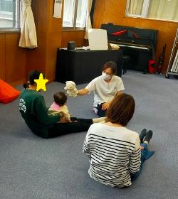 うさぎのぬいぐるみを使ってお名前を聞いている