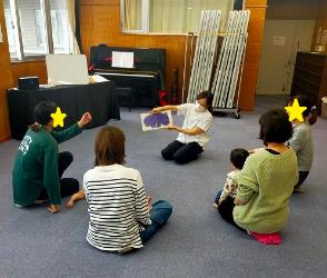 絵本の読み聞かせ
