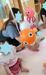 海の生き物風船で遊ぶ子ども