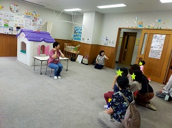子どもと手遊びをしている