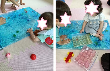色水の上で遊ぶこども