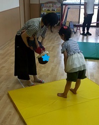 逆さ遊びをする親子
