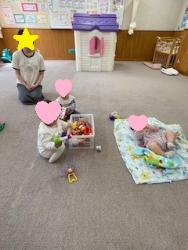 赤ちゃん同士が遊んでいる