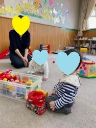 おもちゃで遊ぶ赤ちゃん