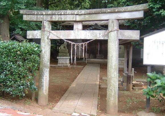 (画像)鳥見神社の石造鳥居(市指定文化財)