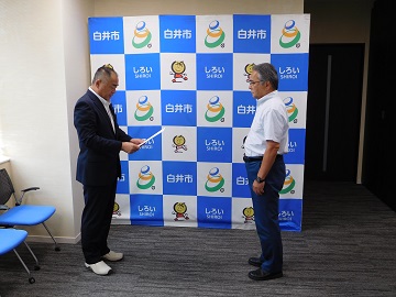 委嘱状を交付する様子