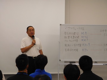 あいさつをする様子