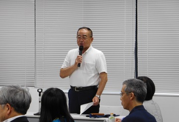 あいさつをする様子