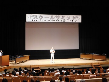 あいさつをする様子