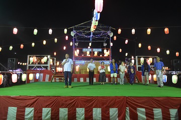 あいさつをする様子