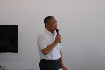 あいさつをする様子