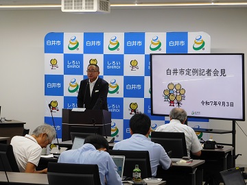 会見をする様子