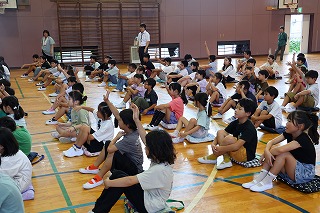 真剣に話を聞く児童たち