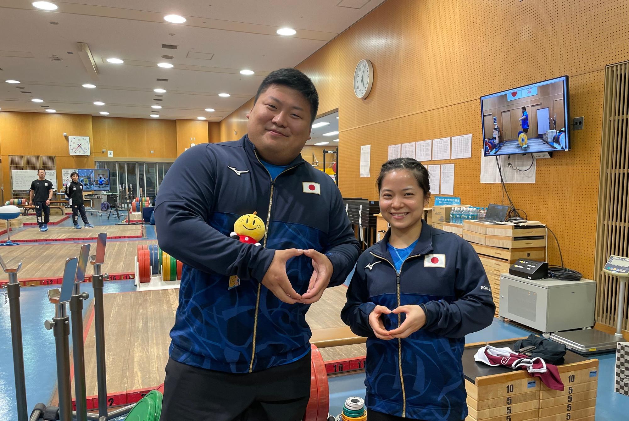 村上選手と鈴木選手で「しろいの梨」のポーズ