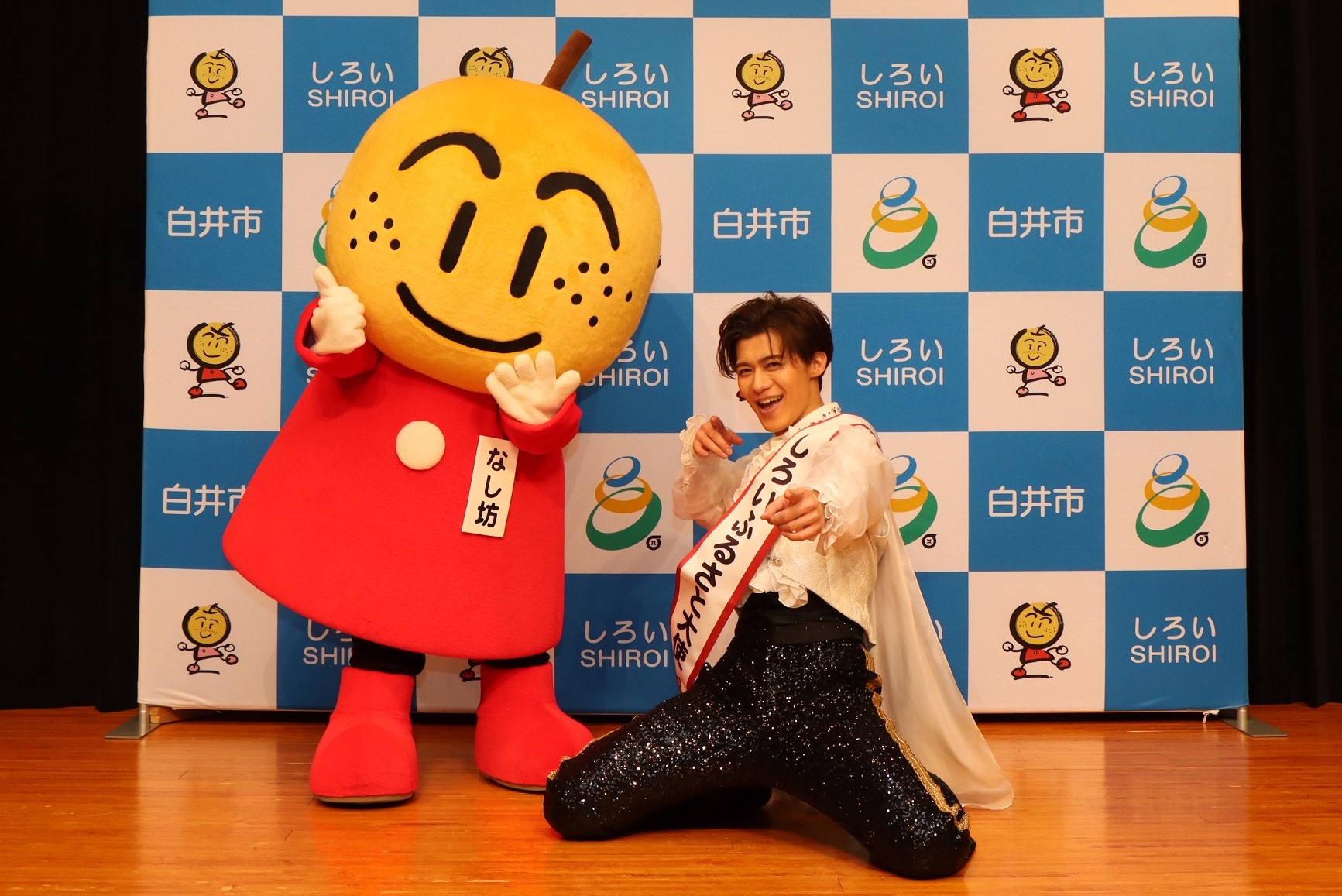 新浜大使の代名詞「膝スラ」を披露