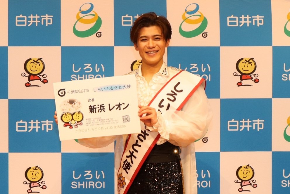 初めての名刺に喜ぶ新浜大使