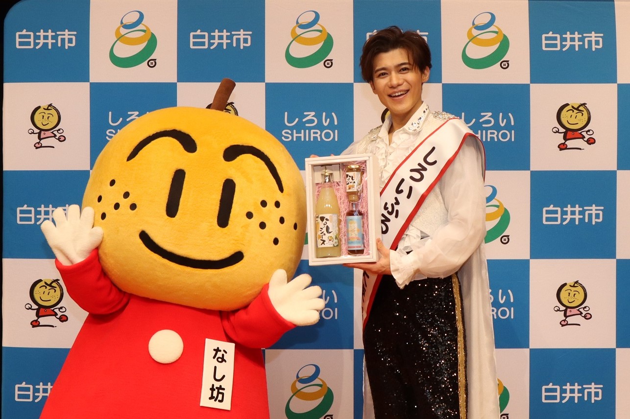 特産品「しろいの梨」を使用したふるさと産品（梨ジュース、梨ジャム、梨ドレッシング）を贈呈
