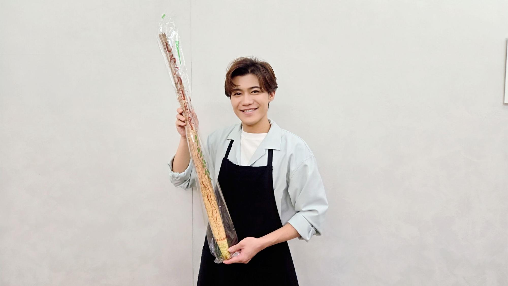 しろいの自然薯をPRする新浜レオンさん