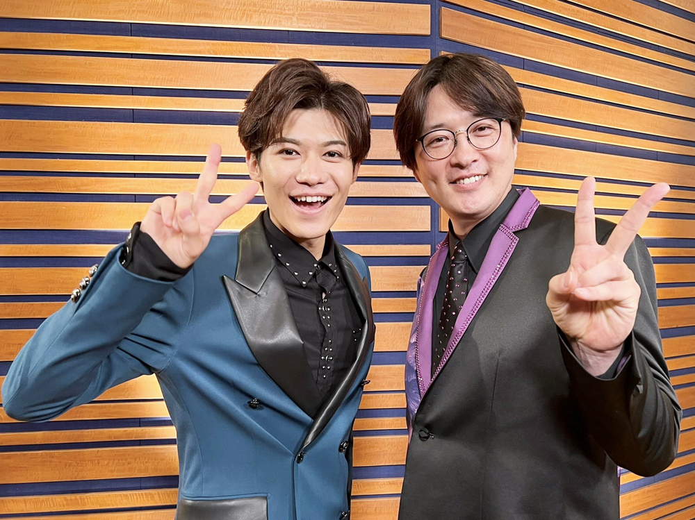 新浜レオンさん（左）と純烈リーダーの酒井一圭さん（右）