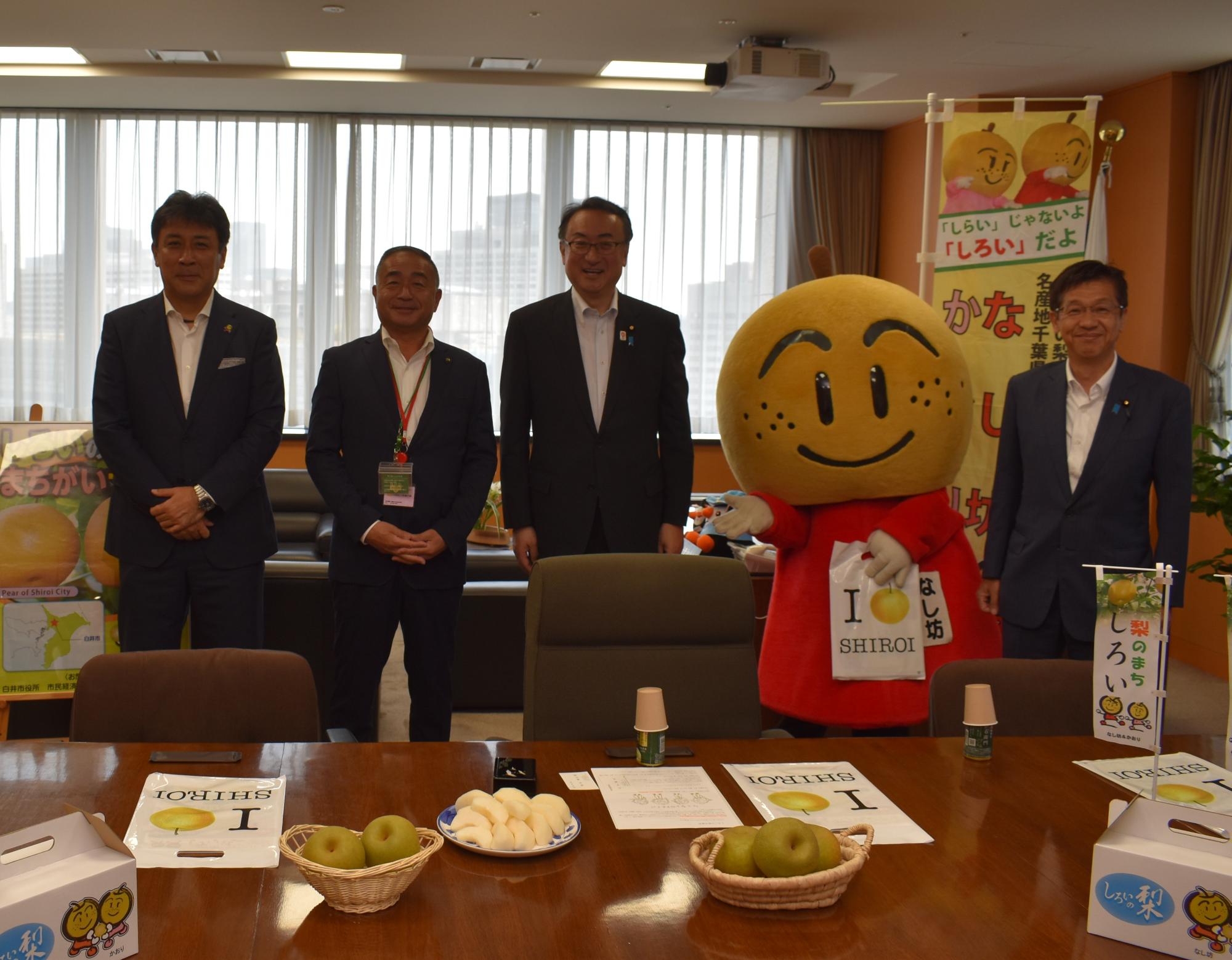 写真左から山下副市長、笠井市長、岡田大臣、なし坊、松本尚衆議院議員