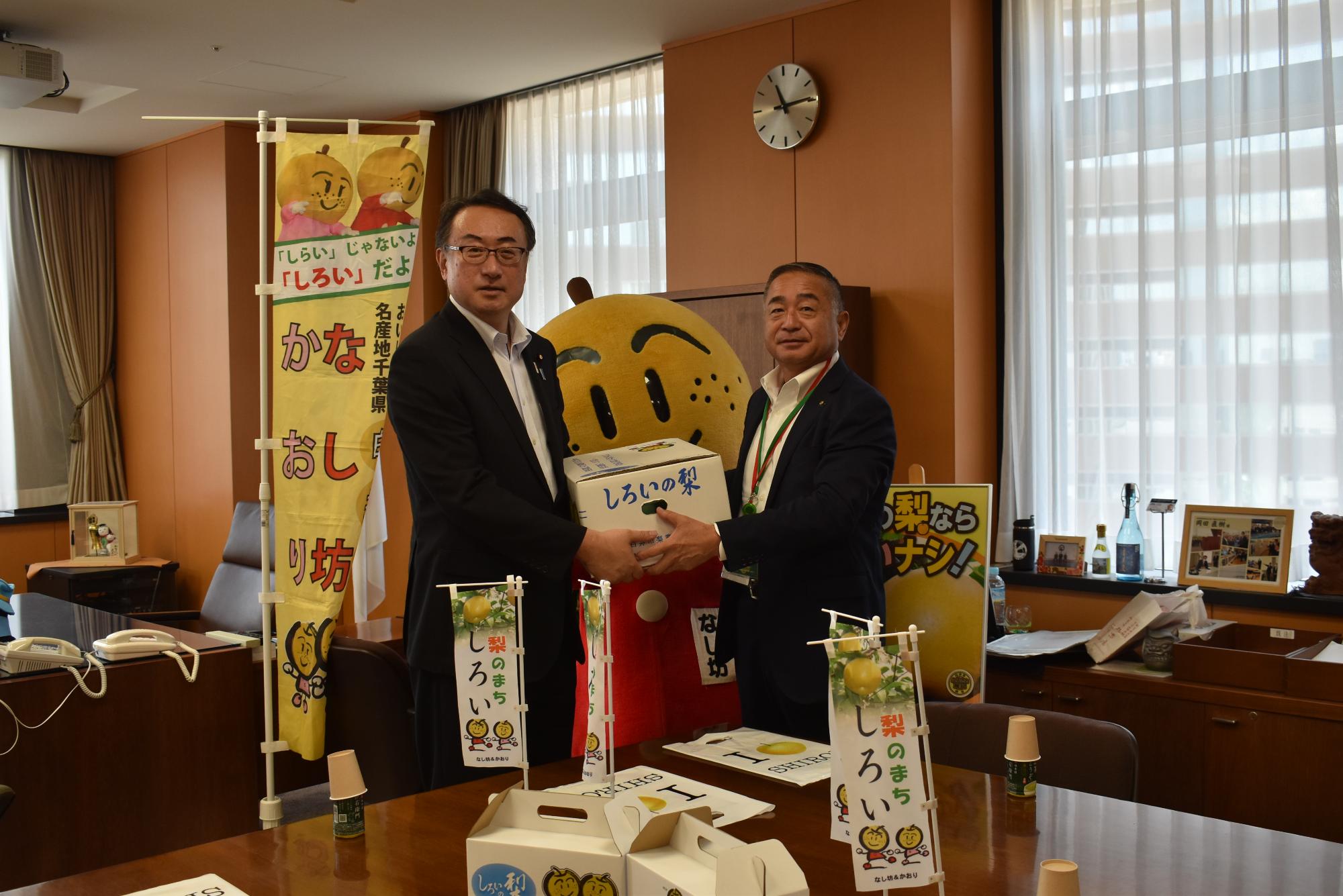岡田大臣（左）に「しろいの梨」を贈呈する笠井市長