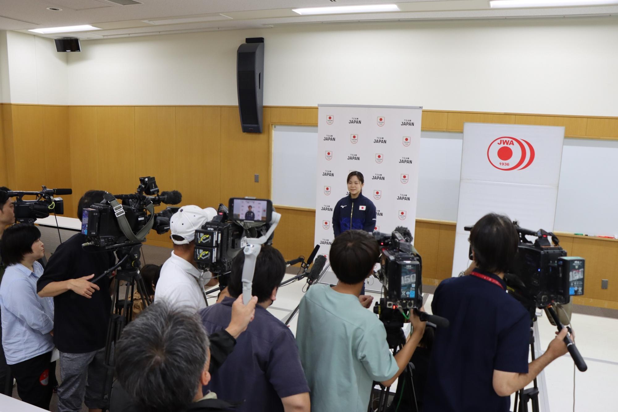 報道からインタビューを受ける鈴木選手