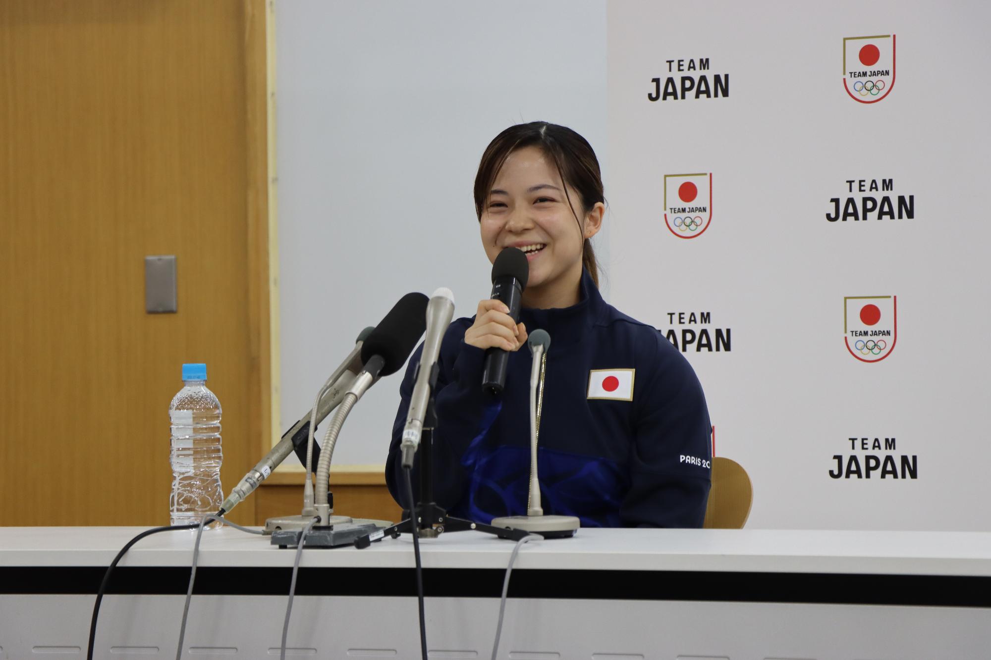 笑顔でインタビューに応える鈴木選手