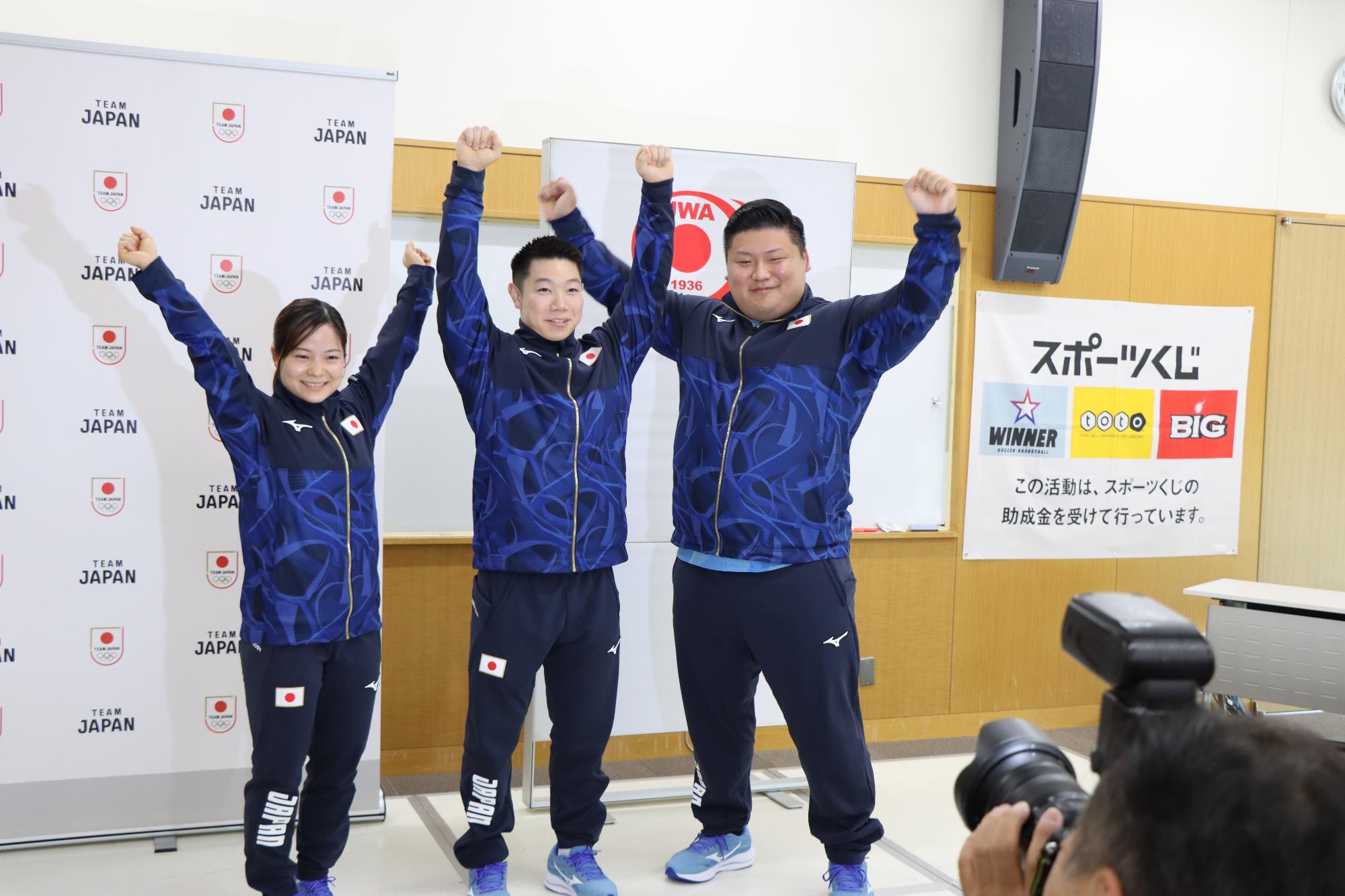内定選手の皆さんでバーベルを持ち上げるポーズ