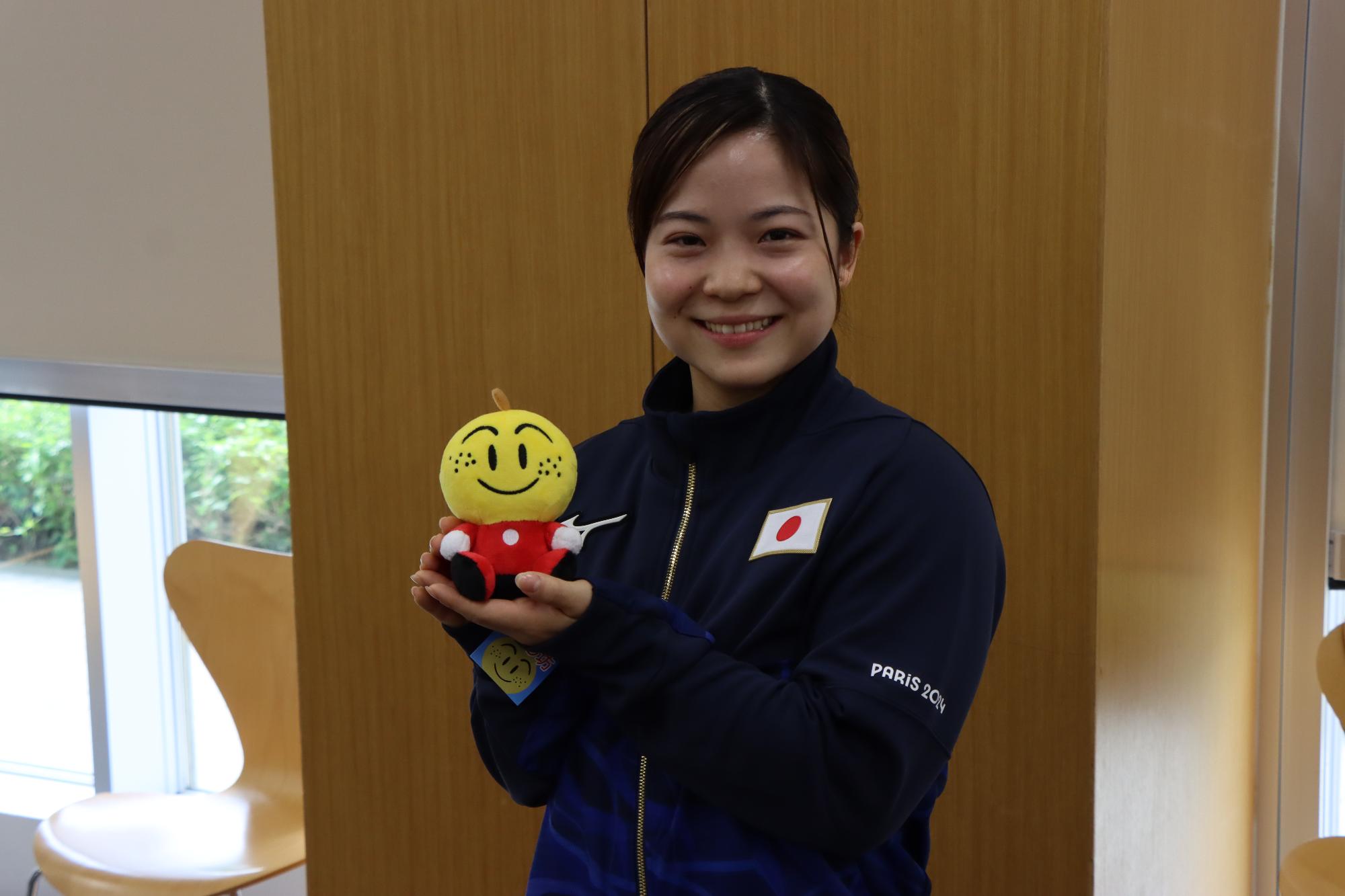 市マスコットキャラクター「なし坊」と鈴木選手