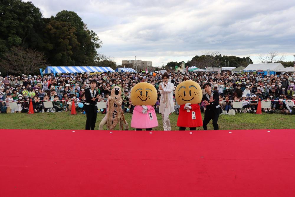 新浜レオンさんと会場の皆さん