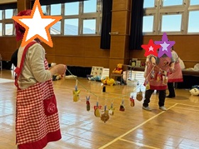 パン食い競争の準備をする皆さんの写真