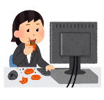 お菓子を食べながらパソコン作業をする女性