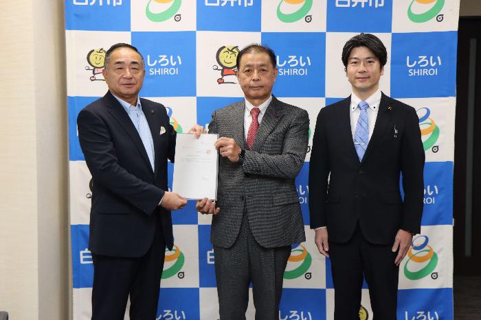 笠井市長へ提言書を提出する写真