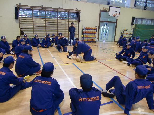 （写真）消防団冬期訓練(AED操作・応急救護訓練)